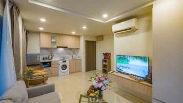 Junior Condo | Private kitchen | Fridge, microwave, electric kettle, toaster