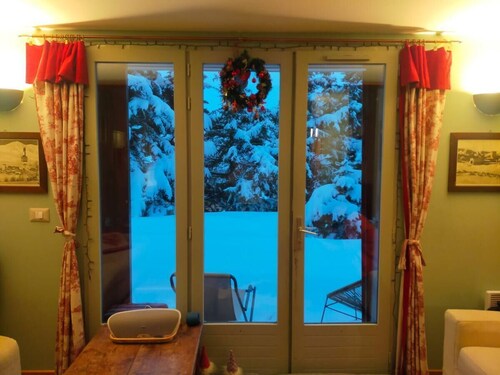 Apartment in chalet with private garden a stone's throw from the ski slopes