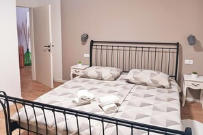2 habitaciones, tabla de planchar con plancha, wifi y ropa de cama