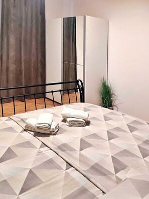 2 bedrooms, iron/ironing board, WiFi, bed sheets