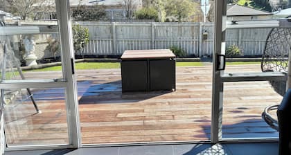 3-bedroom house with sunny deck & gardens close to beach, city centre & hospital