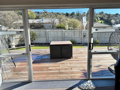 3-bedroom house with sunny deck & gardens close to beach, city centre & hospital