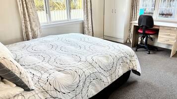 3 bedrooms, desk, iron/ironing board, travel cot