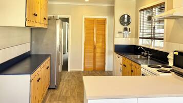 Een koelkast, een microgolfoven, een oven, een kookplaat