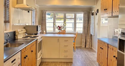 3-bedroom house with sunny deck & gardens close to beach, city centre & hospital