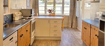 3-bedroom house with sunny deck & gardens close to beach, city centre & hospital