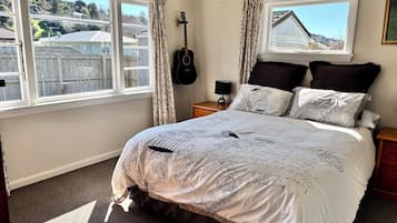 3 habitaciones, escritorio y tabla de planchar con plancha
