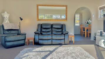 Smart-tv, een dvd-speler, boeken en een filmbibliotheek