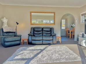 Smart TV, DVD player, books, video library - 3-bedroom house with sunny deck & gardens close to beach, city centre & hospital (Nelson)