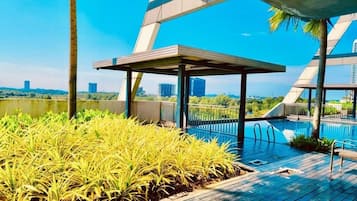 15 outdoor pools