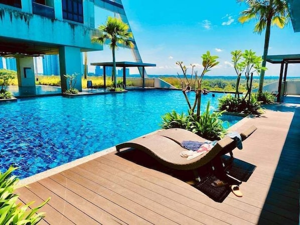 15 outdoor pools