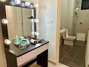 Secador de pelo, toallas, jabón, shampoo