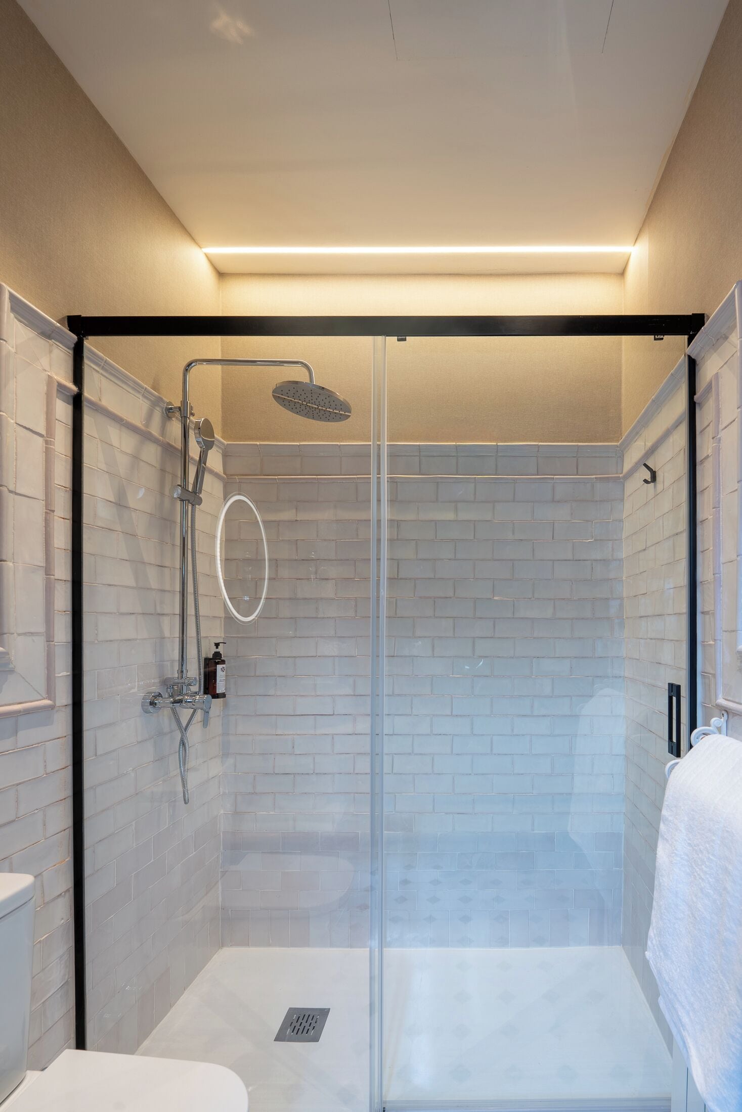 스탠다드 더블룸, 발코니, 시내 전망 | 욕실 | 샤워 시설, 헤어드라이어, 슬리퍼, 타월