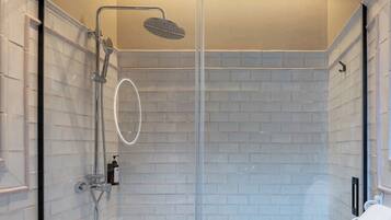 Habitación estándar doble, balcón, vistas a la ciudad | Baño | Ducha, secador de pelo, zapatillas y toallas