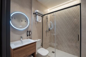 Shower, hair dryer, slippers, towels - De Domínguez Hotel Boutique (Seville)