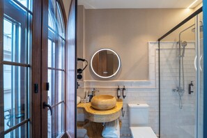 Standard Δίκλινο Δωμάτιο (Double), Μπαλκόνι, Θέα στην Πόλη | Μπάνιο | Ντουζιέρα, πιστολάκι μαλλιών, παντόφλες, πετσέτες