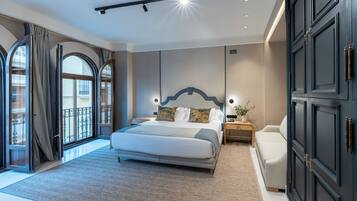 Suite junior, balcón, vistas a la ciudad | Sábanas de algodón egipcio y ropa de cama de alta calidad