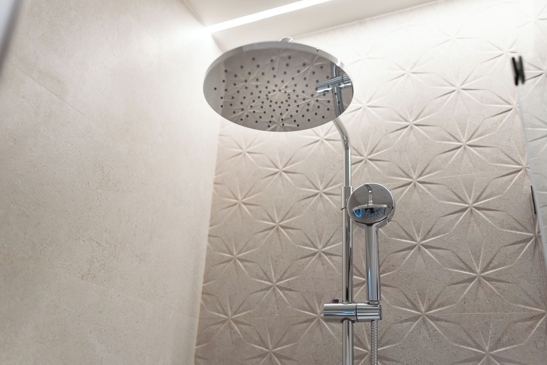 Habitación doble estándar de uso individual, vista a la ciudad | Baño | Regadera, secadora de cabello, pantuflas, toallas 