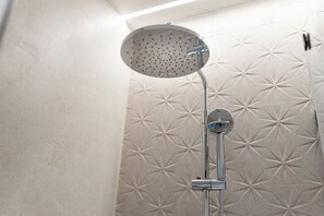 Standaard eenpersoonskamer | Badkamer | Een douche, een haardroger, pantoffels, handdoeken