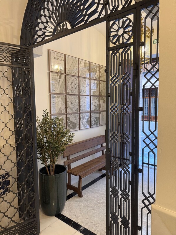 43-inch Smart TV with digital channels - De Domínguez Hotel Boutique (Seville)