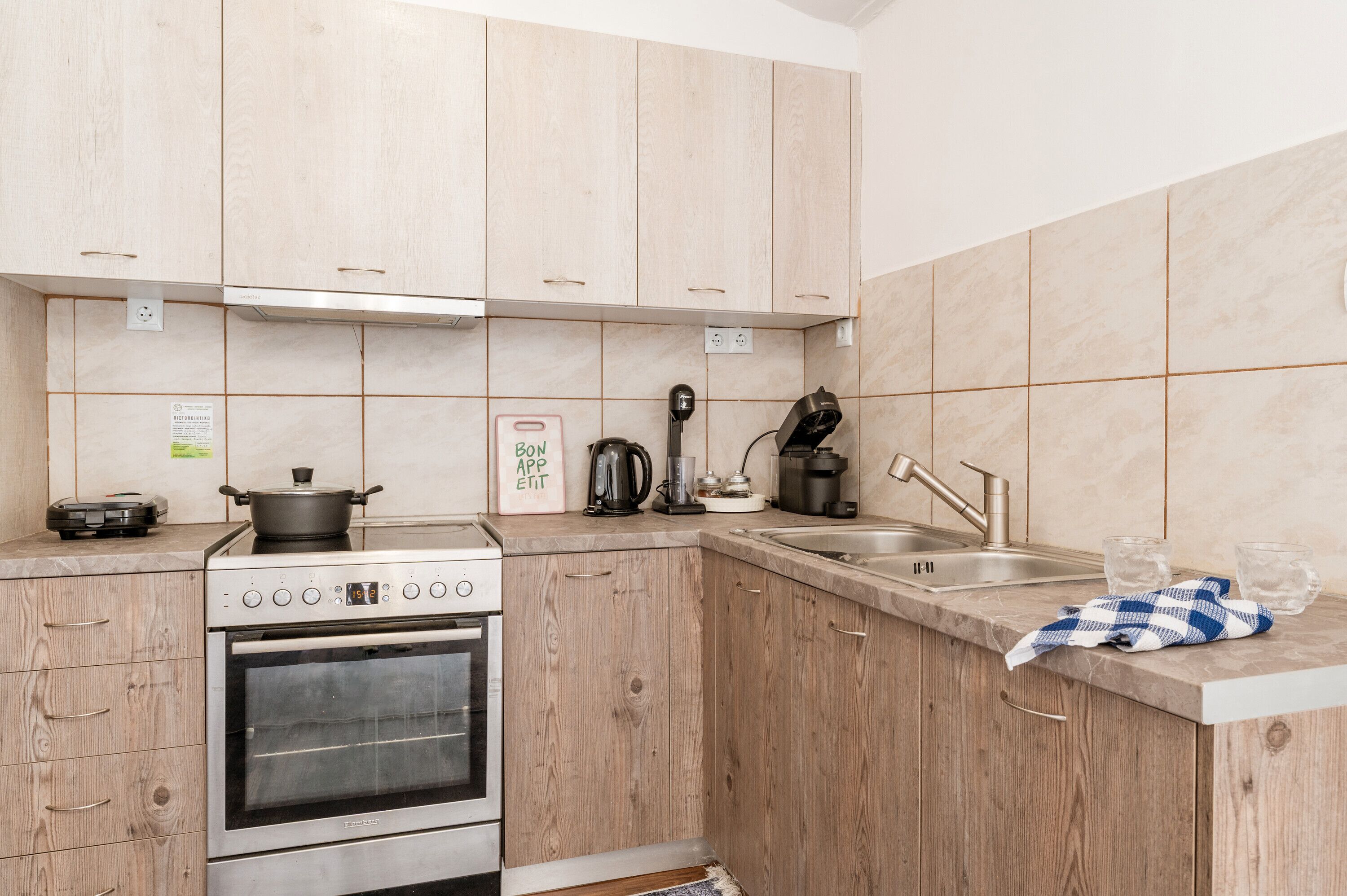 Fridge, oven, stovetop, electric kettle