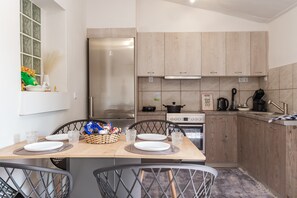 Fridge, oven, stovetop, electric kettle