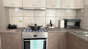 Jääkaappi, uuni, liesi, vedenkeitin