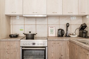 Frigorífico, horno, placa de cocina y hervidor eléctrico