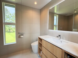 Gratis toiletartikler, hårtørrer, hjemmesko, håndklæder