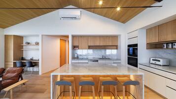 Lemari es, microwave, oven, dan kompor