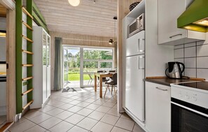 Fridge, microwave, stovetop, dishwasher - Stunning home in Nørre Nebel with sauna (Nørre Nebel)