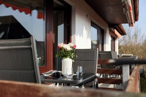 Outdoor dining - Quartier 6 apartment in a quiet location and access to the sea time (Büsum)