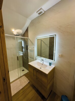 Dusche, Seife, Toilettenpapier