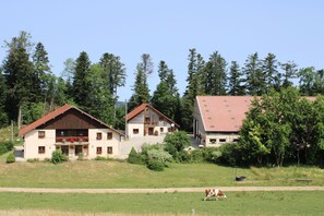 Exterior - Gîte l'Essentiel, farmhouse group accommodation with spa and sauna, playground (Arc-sous-Cicon)