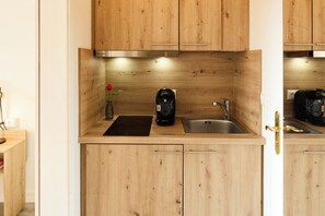 Kühlschrank, Herdplatte, Wasserkocher mit Kaffee-/Teezubehör