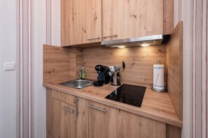 冷蔵庫、コンロ、コーヒー / ティーメーカー、調理器具と食器