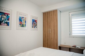 Iron/ironing board, internet, bed sheets