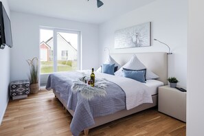 2 bedrooms, iron/ironing board, travel crib, free WiFi