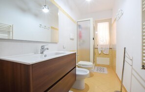 Shower, hair dryer - Cozy apartment in Caronia Marina with WiFi (Caronia Marina)