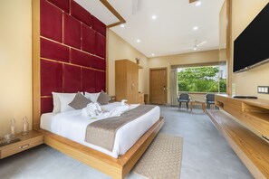 高級開放式套房, 花園 | 遮光布/窗簾、熨斗/熨衣板、免費無線上網、床單