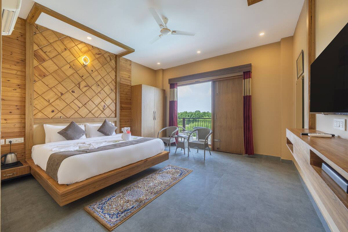 Habitación Deluxe, balcón, vistas a la piscina | Cortinas opacas, tabla de planchar con plancha, wifi gratis