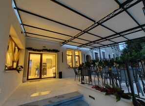 Bar (trong khuôn viên)