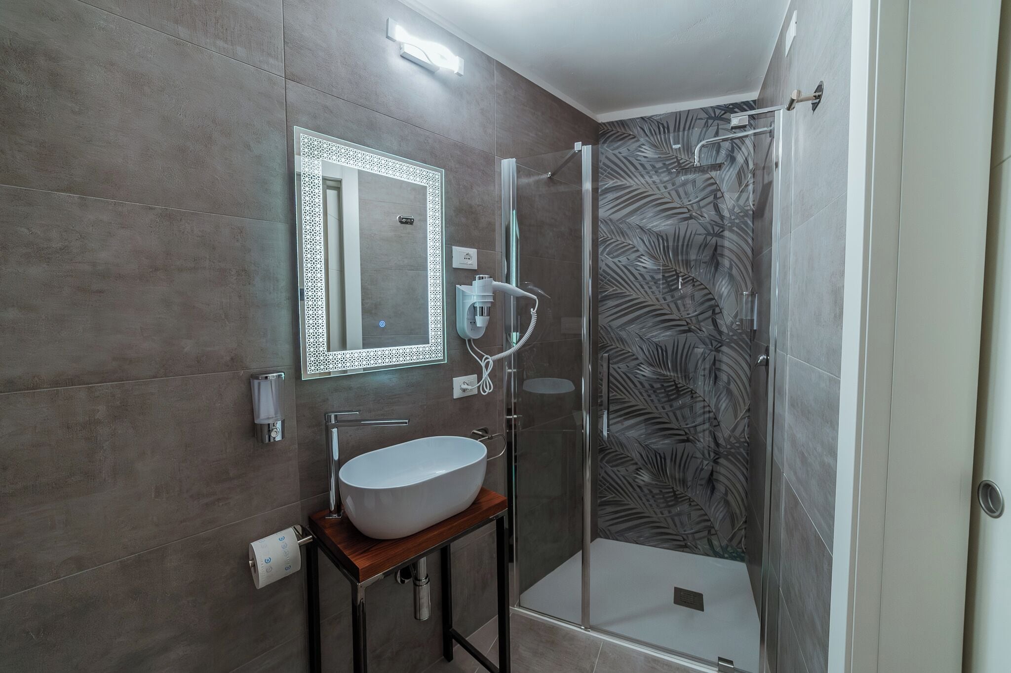 Chambre Double Standard | Salle de bain | Douche, articles de toilette écologiques, sèche-cheveux, bidet
