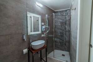 Standard Double Room | Bathroom | Shower, eco-friendly toiletries, hair dryer, bidet - Hotel Alla Sosta (Rezzato)
