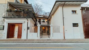 Vista frontal de la propiedad