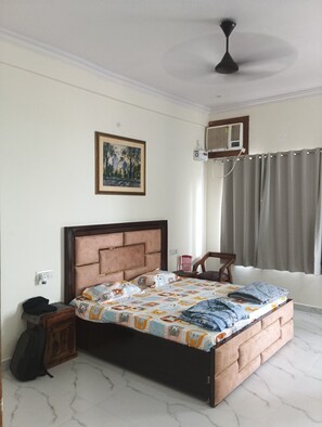 ستائر تعتيم وتجهيزات عازلة للصوت ومكواة/لوح كي وواي فاي مجانًا