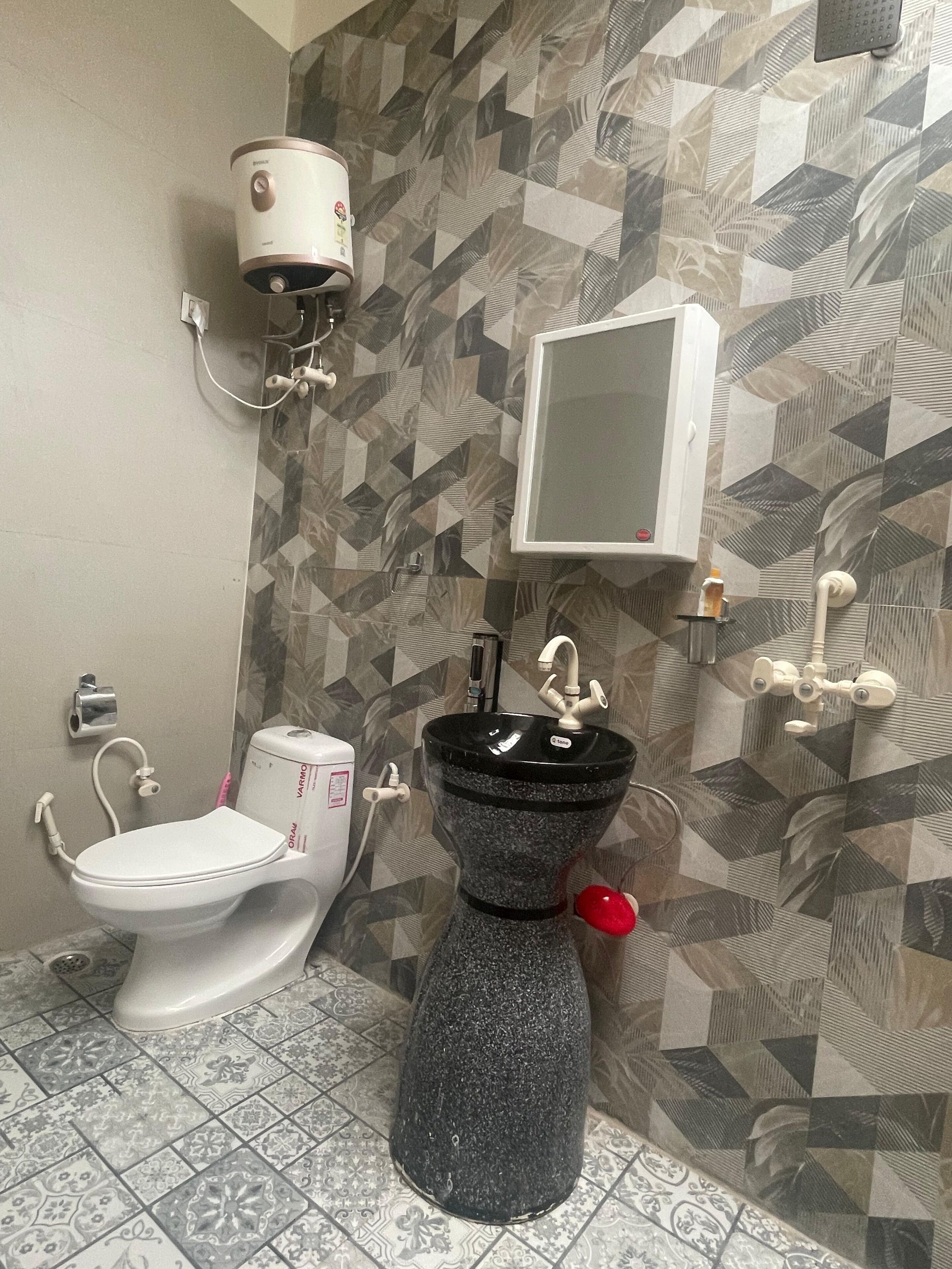 Ein Badezimmer mit Toilette, Bidet und Waschbecken.