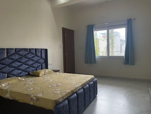 Comfort Villa, Balcony, Garden View | Blackout drapes, soundproofing, iron/ironing board, free WiFi