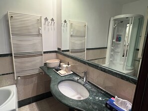 Hair dryer, bidet, towels, soap - Entire apartment in the heart of Rome a stone's throw from the Colosseum (Roma)