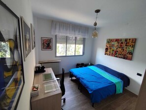 2 habitaciones, tabla de planchar con plancha, wifi y ropa de cama